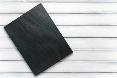Koyu gri ve siyah taş kaplama arka plan veya beyaz ahşap arka plandaki doku. Düz görünüm kopyalama alanı.