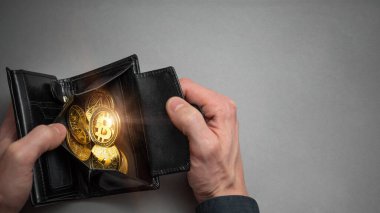 Siyah bir cüzdanda kripto para bitcoin. Bitcoin birikimi, ticaret, satış ve satın alma konsepti. Kripto para birimi kaydetme sembolü.