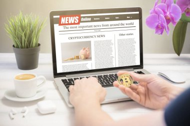 Dizüstü bilgisayardan şifreli haberler okuyan adamlar. Model web sitesi. Gazete ve internet portalı.