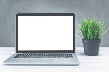 Ev ve ofis çalışma alanı konsepti, dizüstü bilgisayar modeli. Çalışma masası önünde dizüstü bilgisayar beyaz ekranı. Boşluğu kopyala