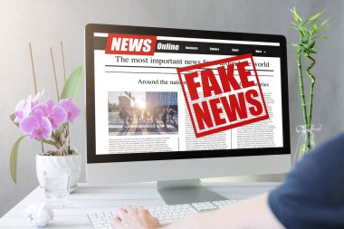 Adam bilgisayar ekranında sahte haberler okuyor. Model web sitesi. Gazete ve internet portalı. yanlış bilgilendirme ve propaganda konsepti