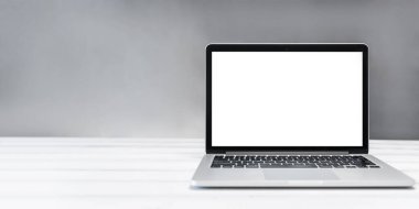Dizüstü bilgisayar, ev ve ofis çalışma alanı konsepti. Çalışma masası önünde dizüstü bilgisayar beyaz ekranı. Boşluğu kopyala