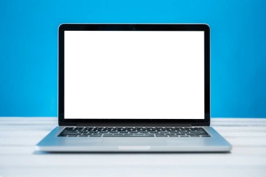 Dizüstü bilgisayar, ev ve ofis çalışma alanı konsepti. Çalışma masası önünde dizüstü bilgisayar beyaz ekranı. Boşluğu kopyala