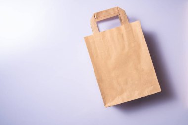 Alışveriş poşeti. Tüketim kavramı, alışveriş sembolü. Boşluk eğilimi pastel rengini kopyala.