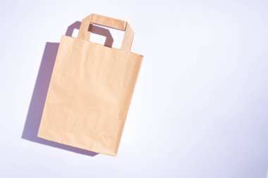 Alışveriş poşeti. Tüketim kavramı, alışveriş sembolü. Uzay eğilimi pastel rengini kopyala. Sert gölgeler, sabah ışığı.