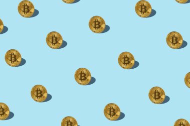 Açık mavi arkaplanda bitcoin izometrik desen. Minimum düz doku. Soyut trend taze konsept.