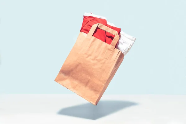 买东西的飞行购物袋。消费主义的概念，购物方便。复制空间趋势彩绘. — 图库照片