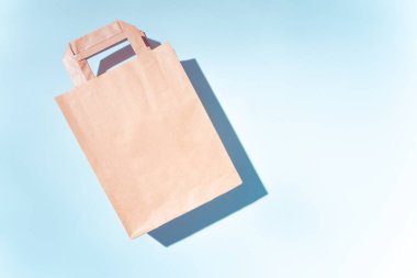 Alışveriş poşeti. Tüketim kavramı, alışveriş sembolü. Uzay eğilimi pastel rengini kopyala. Sert gölgeler, sabah ışığı.