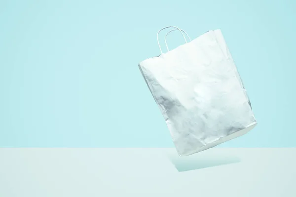 买东西的飞行购物袋。消费主义的概念，购物方便。复制空间趋势彩绘. — 图库照片