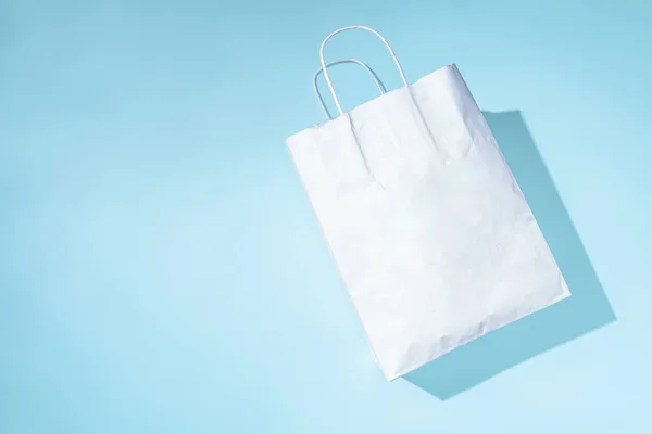 买纸袋。消费主义的概念购物符号复制空间趋势彩绘颜色.强烈的阴影，晨光. — 图库照片