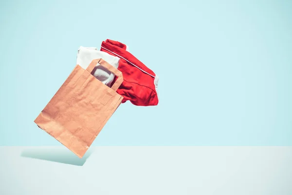Volar bolsa de papel de compras con compras. Concepto de consumismo, facilidad de compra. Copia espacio tendencia colores pastel . —  Fotos de Stock