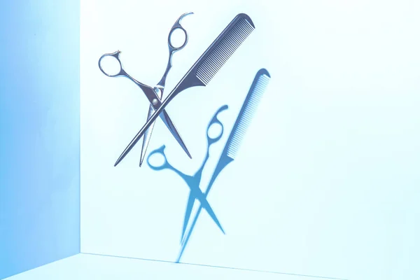 Flying hairdresser tools comb, scissors under trendy color background with copy space and hard light. Stylish Professional Barber Scissors, Hairdresser salon concept, Haircut accessories. — Stock Photo, Image