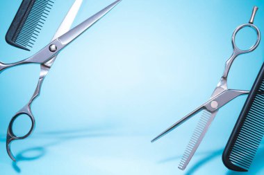 Uçan kuaför aletleri tarak, makas fotokopi alanı ve yumuşak ışıkla modaya uygun renk arkaplanı altında. Tarz sahibi profesyonel berber makasları, kuaför salonu konsepti, saç kesimi aksesuarları..