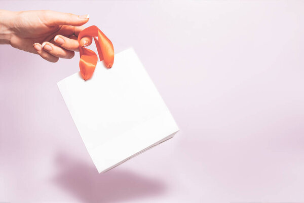 Летающий бумажный пакет. Концепция потребления, торговый символ. Копирование космического тренда пастельного цвета
.