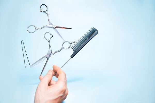 Had Holding Flying Hairdresser Tools Comb Scissors Trendy Color Background — Stock Photo, Image