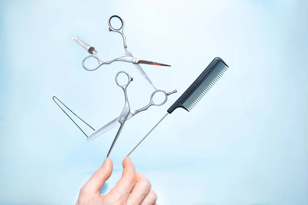 Had Holding Flying Hairdresser Tools Comb Scissors Trendy Color Background — Stock Photo, Image