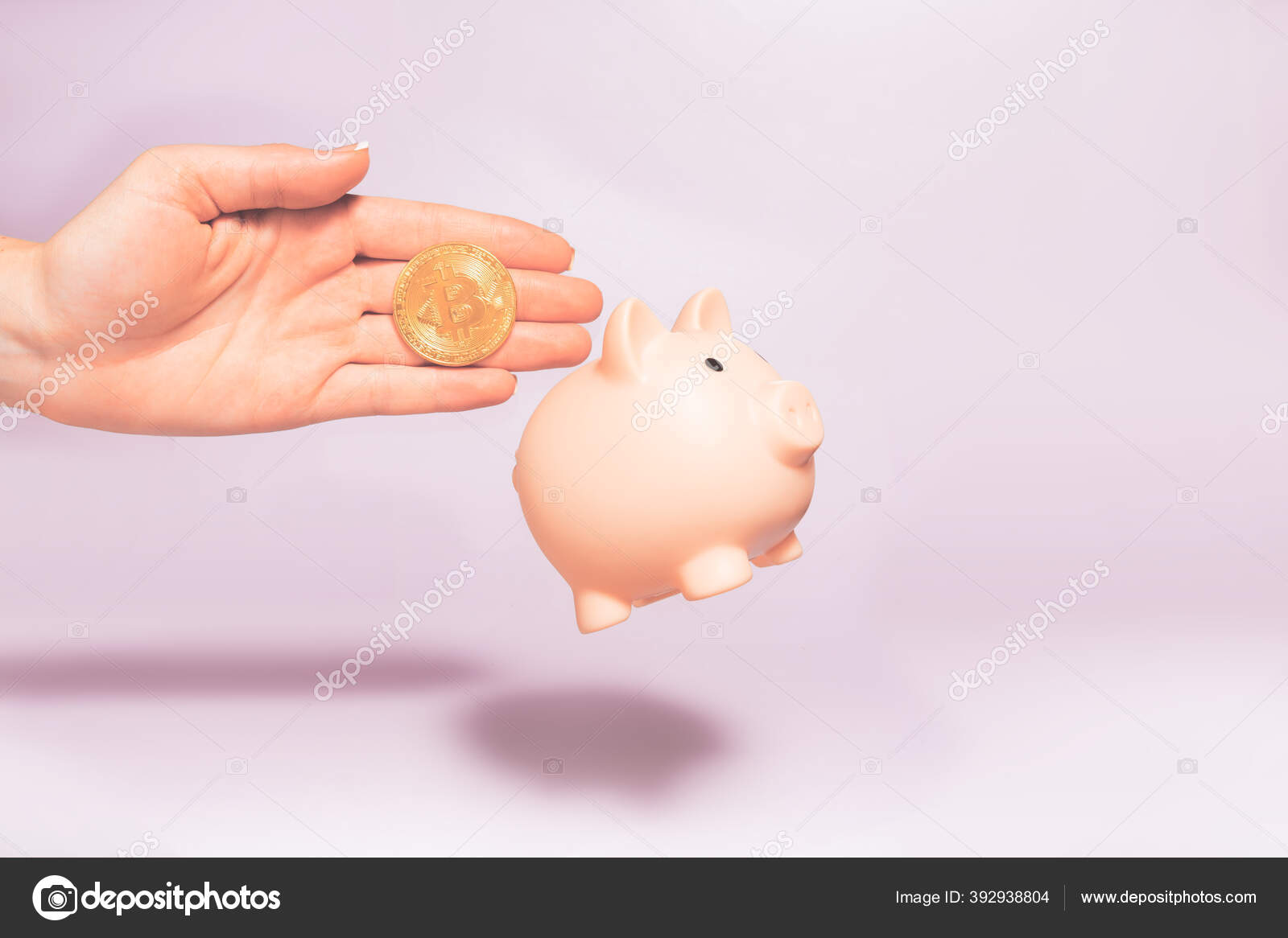 Bitcoin holding concept. Piggy bank for bitcoins. Cryptocurrency saving  symbol. A woman puts bitcoin in a money box on a pastel background. Copy  space. — Stock Photo © velishchuk1 #392938804