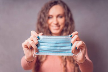 Sağlık ve Enfeksiyon Konsepti. Yang Kadın grip ve virüslere karşı tıbbi maske takıyor. Sağlık hizmetleri kavramı.