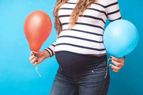 Gravid Kvinna Försöker Gissa Pojken Eller Flickan Ballonger Som Symbol Stockbild