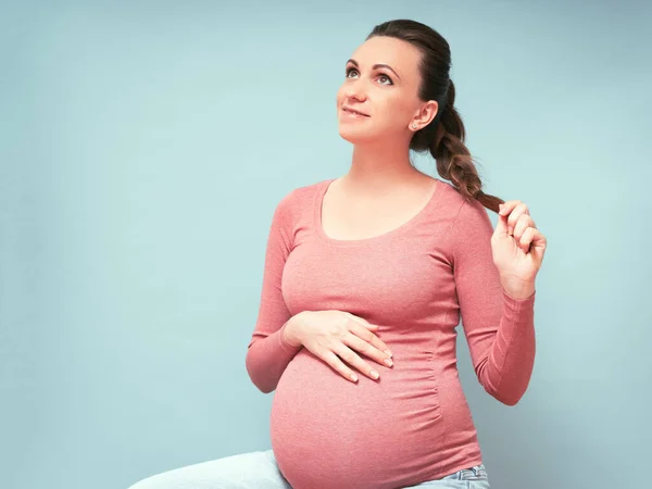 Genç Güzel Hamile Bir Kadın Izole Edilmiş Mavi Bir Arka — Stok fotoğraf