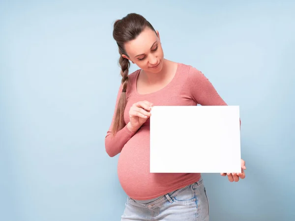 Genç Güzel Hamile Bir Kadın Izole Edilmiş Mavi Arka Planda — Stok fotoğraf