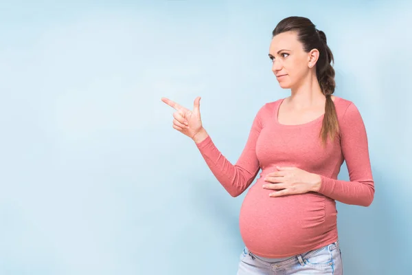 Genç Güzel Hamile Bir Kadın Izole Edilmiş Mavi Arka Planda — Stok fotoğraf