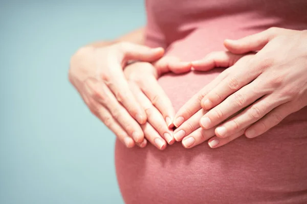 Hamile Kadın Kocası Bebeğin Karnında Kalp Şeklinde Ele Tutuşuyorlar Parmakları — Stok fotoğraf