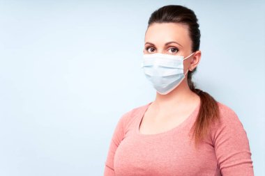 Sağlık ve Enfeksiyon Konsepti. Yang Kadın grip ve virüslere karşı tıbbi maske takıyor. Sağlık hizmeti kavramı, kopyalama alanı, yüksek çözünürlük