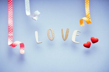 Asgari pastel tebrik kartı, çerçeve ve pankartta aşk kelimesi. Sevgililer Günün kutlu olsun.