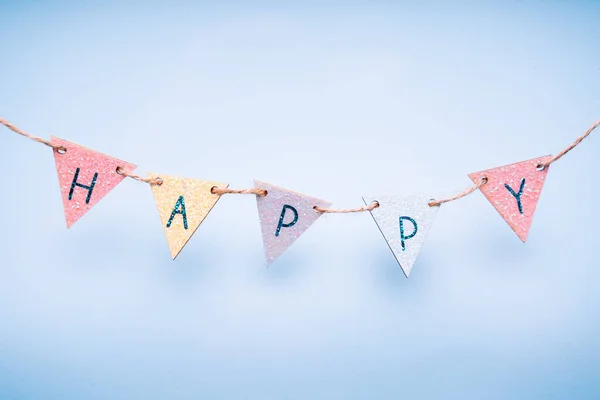 La palabra Feliz en la tarjeta de felicitación pastel mínima, marco, bandera con decoraciones navideñas. — Foto de Stock