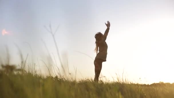 Mujer Joven Practicando Yoga Atardecer — Vídeo de stock