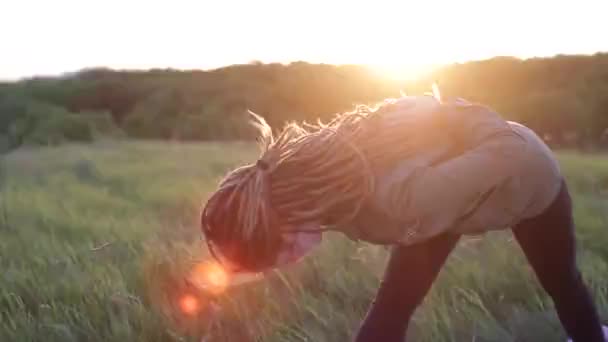 Junge Frau Praktiziert Yoga Bei Sonnenuntergang — Stockvideo