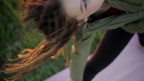 Mujer Joven Practicando Yoga Atardecer — Vídeo de stock