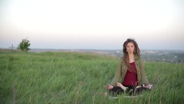 Молодая Женщина Занимающаяся Йогой Закате — стоковое видео