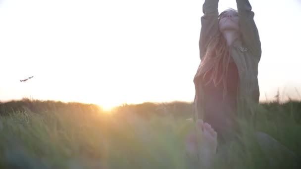 Junge Frau Praktiziert Yoga Bei Sonnenuntergang — Stockvideo