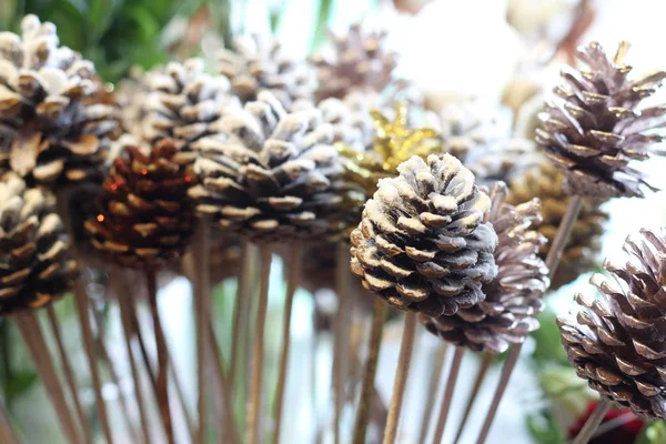 Onderbelicht Beeld Van Feestelijke Pine Kegels Een Kerst Seizoensgebonden Achtergrond — Stockfoto