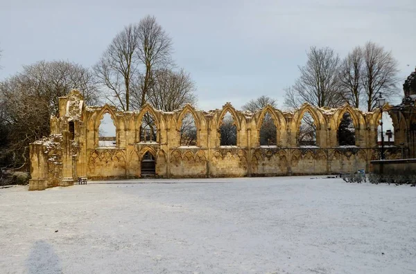 Mroźne Zimy Rano Średniowieczne Ruiny Opactwa Mary Yorku Śniegu Objętych — Zdjęcie stockowe
