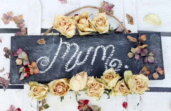 乾燥したバラとアジサイの花びらの木製白地にビンテージ スタイルみすぼらしいシックな花画像の境界線とチョーク ボードに手書きの母 — ストック写真