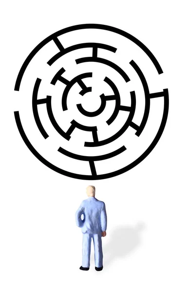 Minifigur Geschäftsmann Beobachtet Schwarzes Rundes Labyrinth Mit Zwei Alternativen Möglichkeiten — Stockfoto