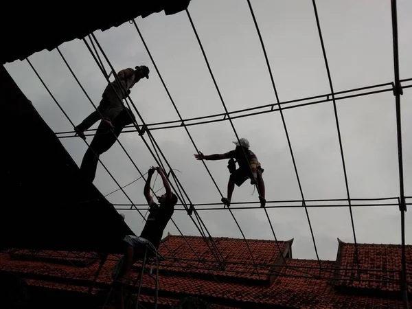 Silhouette Von Drei Arbeitern Bereitet Zelt Für Die Nächste Stunde — Stockfoto