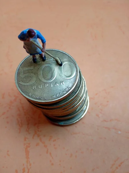 Konzeptionelle Makroillustration Für Geldwäscheaktivitäten Arbeiter Minifigur Spielzeug Sauber 500 Hundert — Stockfoto