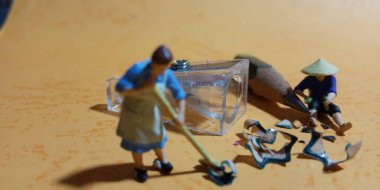 Fotoğraf adam ve kadın negatif alan ile kalem tıraş edici çöp temizleme