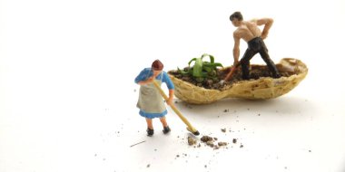 Kavramsal İllüstrasyon, Mücadele tutun, Mini Figür adam sınırlı alanda tarım, fıstık derisi, beyaz negatif alan ile