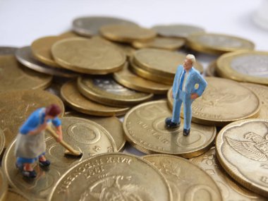 Para ÇamaşırHane Etkinliği için kavramsal Makro İllüstrasyon, işçi mini rakam oyuncak temiz 500 yüz rupiah altın endonezya sikke