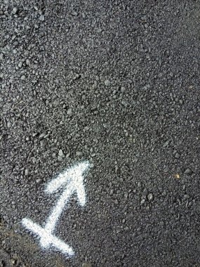 Düz Lay Siyah Sıcak Yeni ve Eski Asfalt beyaz boya ok ile, Element tasarım Arka Plan için sabah