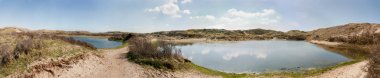 Kuzey Hollanda Dune yedek - iki dune göllerde panorama. İç dunes adlı Egmond aan Zee, Hollanda - Dune göllerde panorama. Yerin altında bir imperme yüzünden batırmaya değil yağmur suyu, bir fazlalık bir kumul göl görünür