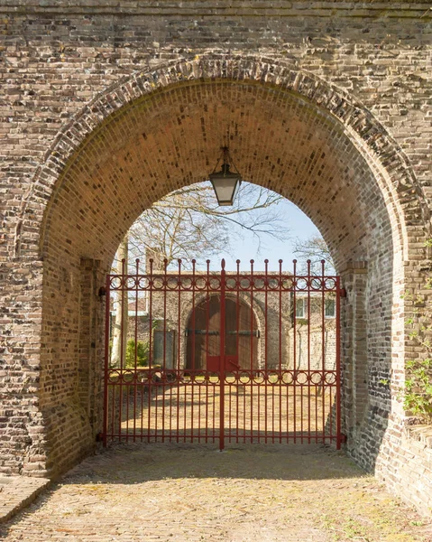 Egmond-Binnen, Hollanda-04-10-2016: tuğla giriş kapısı Saint Liobaconvent, sisters - rahibeler için Benedictian bir manastır manastır manastır bahçesine
