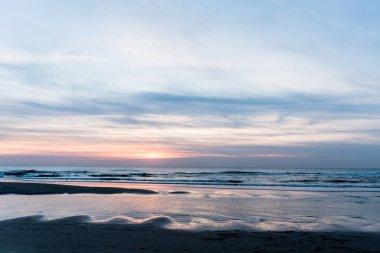Egmond aan Zee, Hollanda, Kuzey Hollanda plajda yumuşak mavi günbatımı