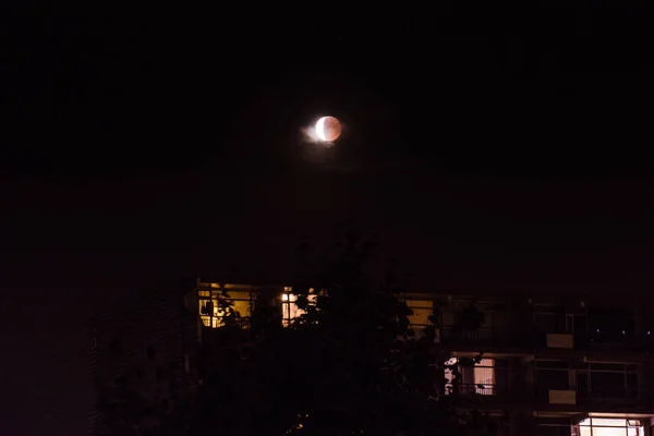 Amsterdã Holanda 2018 Noite Eclipse Lunar Escuro Janelas Iluminadas Varanda — Fotografia de Stock