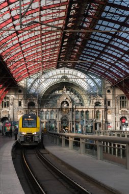 2018-10-01 Antwerp, Belçika: anıtsal tren hall, Anvers Merkez İstasyonu Tren kalkış için hazır. Tüm büyük demir ve cam tonozlu tavan tarafından kapalı. Antwerp, Belçika.
